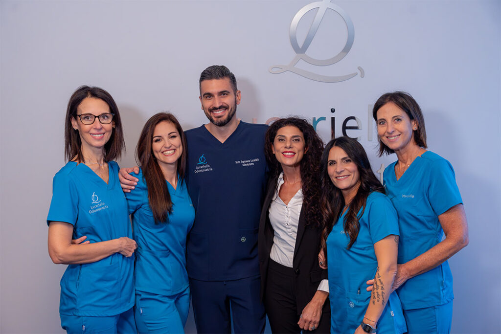 Lucariello Odontoiatria - Dottor Lucariello con assistenti e Tiziana Mangone