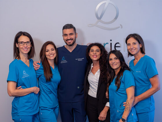 Lucariello Odontoiatria - Dottor Lucariello con assistenti e Tiziana Mangone