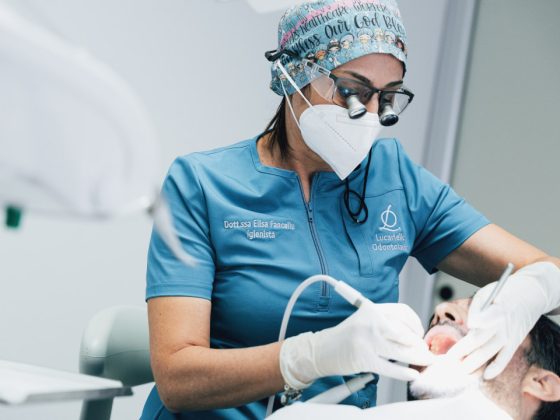 Lucariello Odontoiatria - Igienista Elisa Fancellu al lavoro