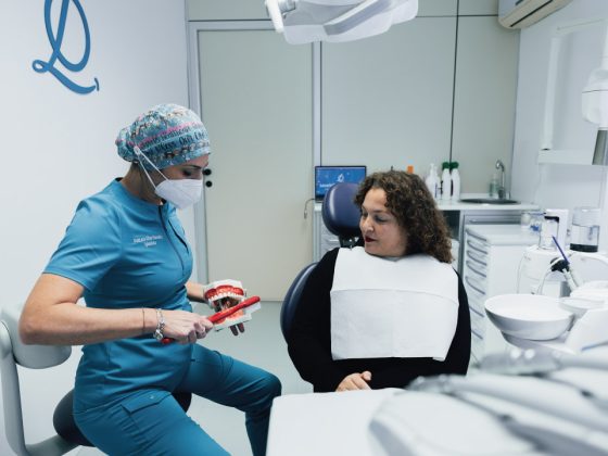 Lucariello Odontoiatria - Spiegazione igiene orale