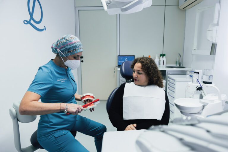 Lucariello Odontoiatria - Spiegazione igiene orale